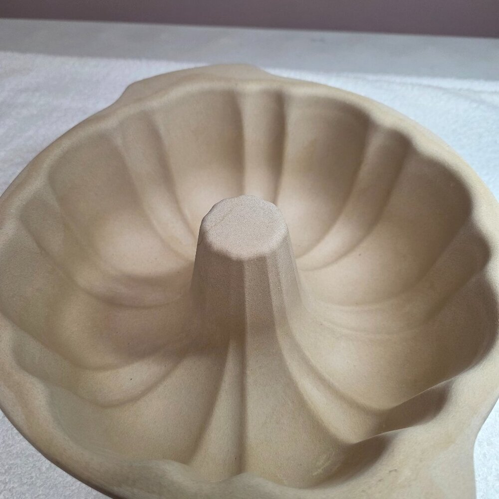 The Pampered Chef Family Heritage fluted bundt stoneware pan
